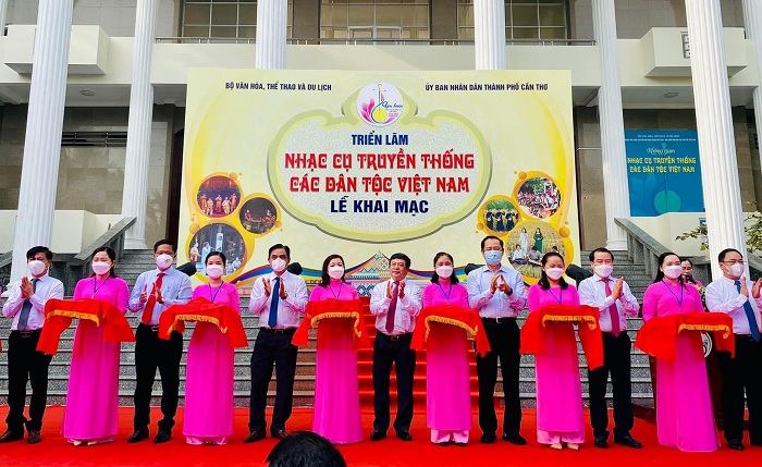 Thứ trưởng Bộ VHTTDL Đoàn Văn Việt cùng các lãnh đạo cắt băng khai mạc triển lãm.